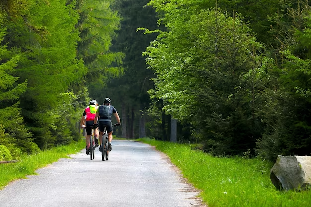 2 individuals cycling